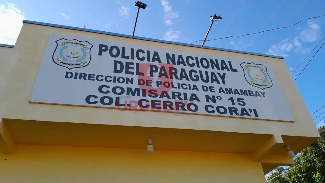 Motochorro asaltó con cuchillo a una mujer que esperaba en su automóvil a su esposo