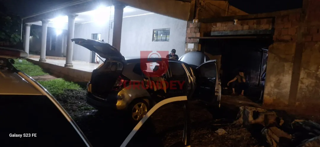 Ocupantes de una motocicleta incendian un automóvil en Pedro Juan Caballero
