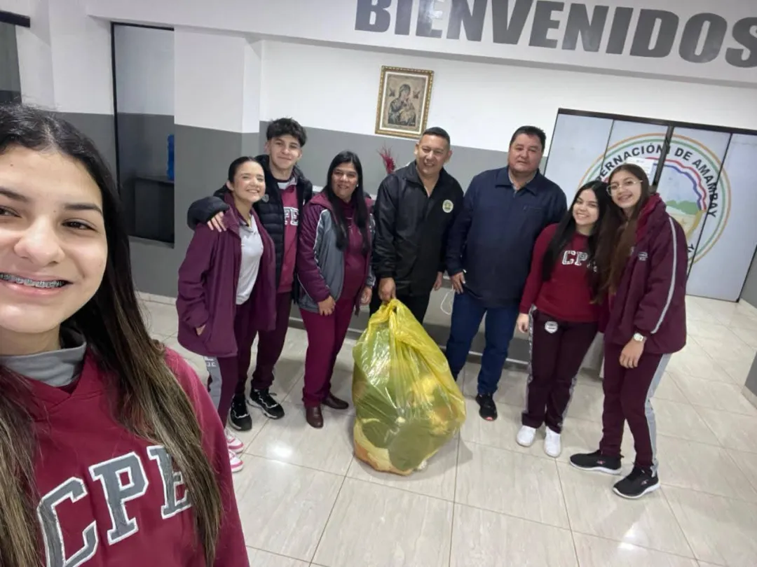 Colegio Ebenezer realiza solidaria donación de abrigos a la Gobernación de Amambay