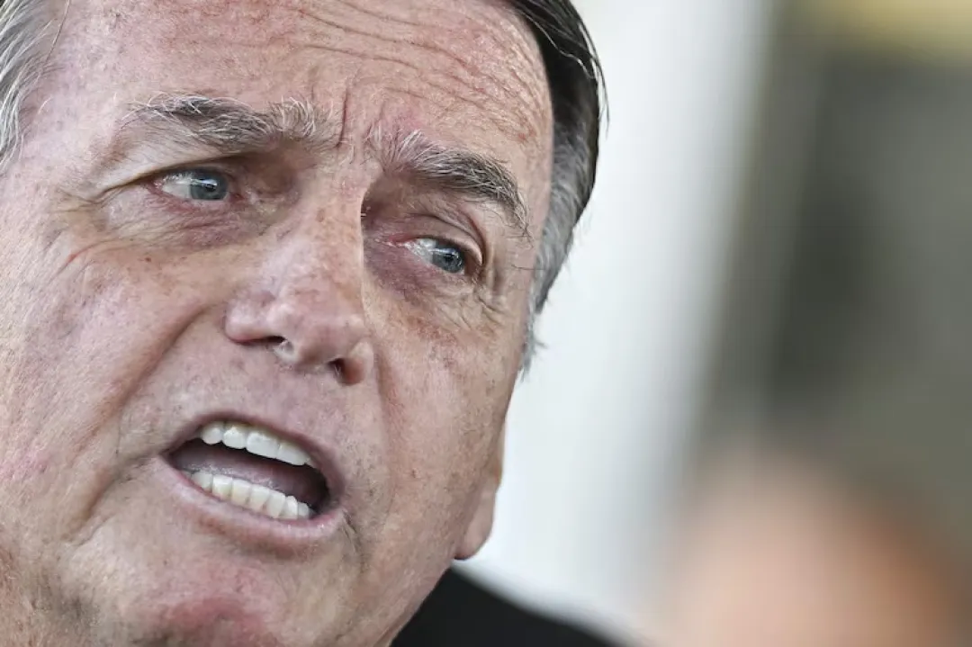 Bolsonaro deberá usar tobillera electrónica y se le prohíbe acceder a redes sociales
