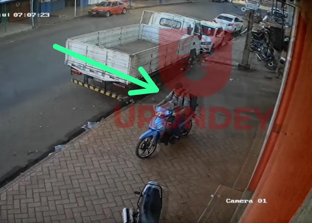 Cámara de seguridad capta hurto de motocicleta en Pedro Juan Caballero