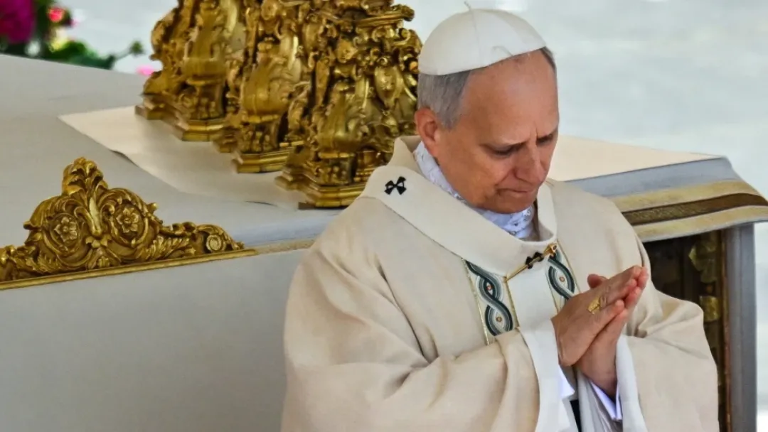 León XIV recibe emocionado el palio y el anillo del Pescador, símbolos del poder papal
