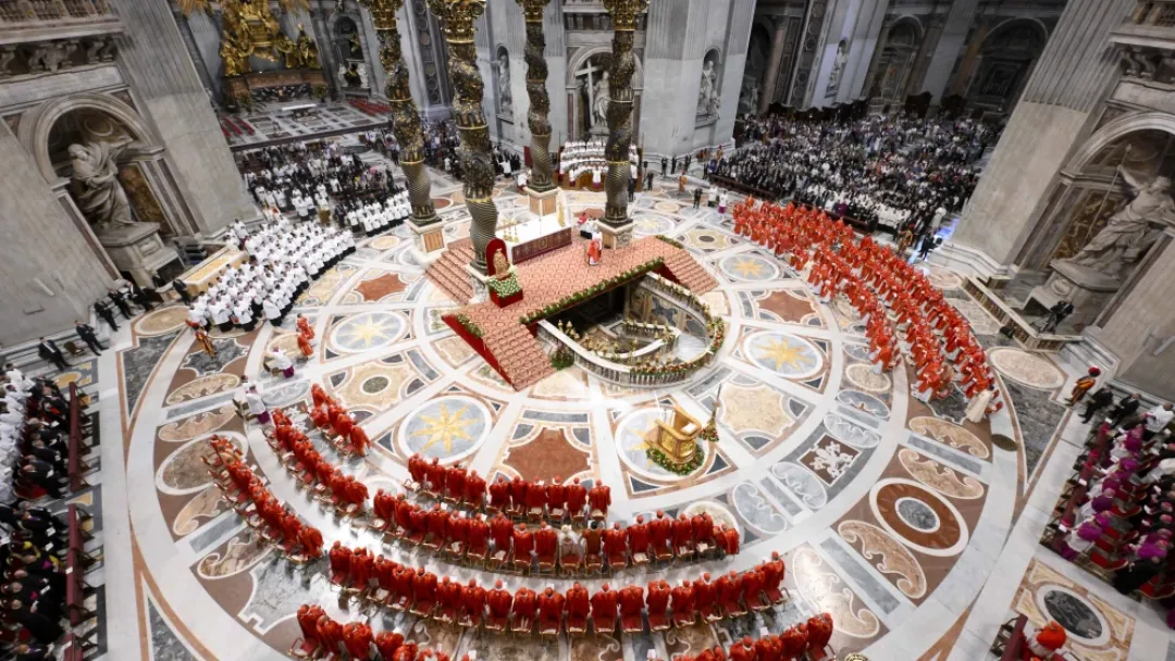 Los cardenales se retiran a almorzar antes de encerrarse en la Capilla Sixtina