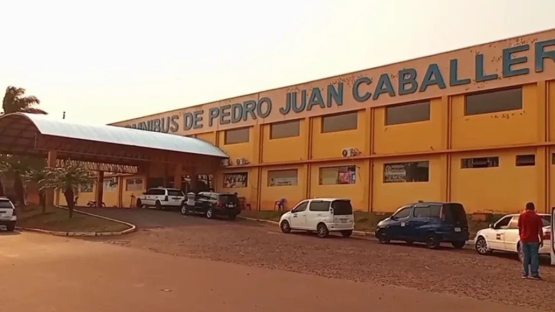 Taxistas locales y conductores de aplicativo de Brasil se agarran a los puños en Pedro Juan Caballero