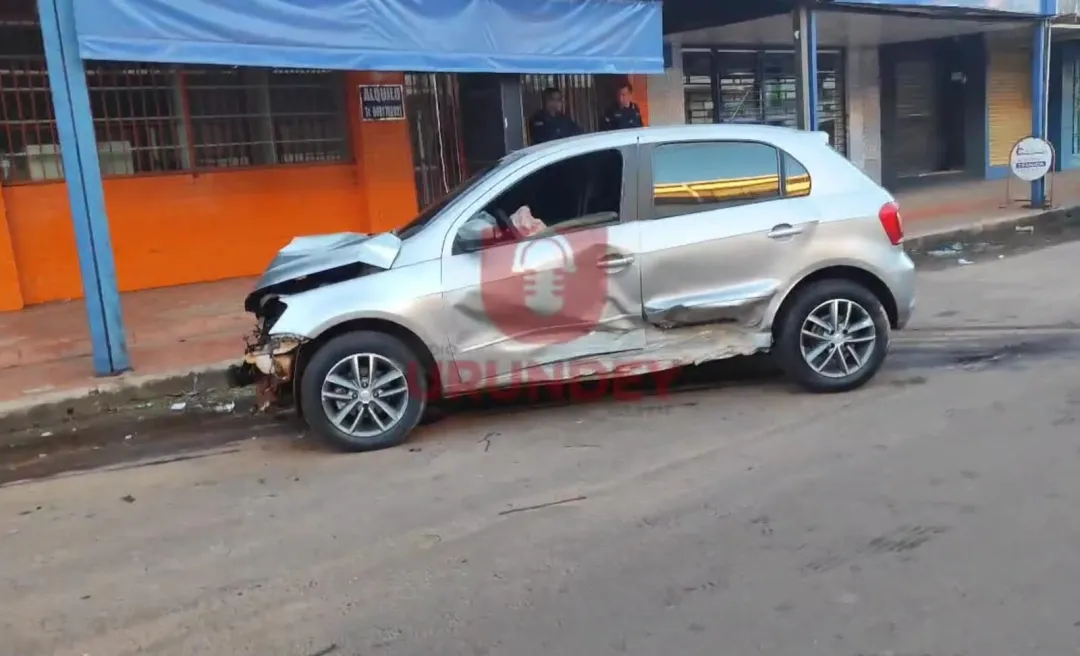 Automóvil pierde el control y choca contra una columna en el centro de Pedro Juan Caballero