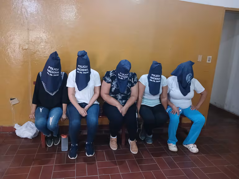 Ypacaraí: cocineras del programa “Hambre Cero” son aprehendidas por robo de insumos