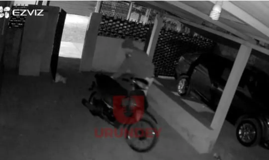 PJC: Hombre abre tranquilamente el portón de una casa y hurta una motocicleta