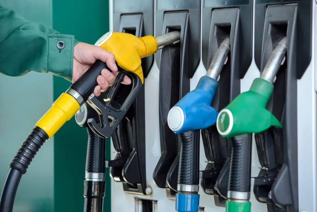 Gobierno anuncia nueva baja en el precio de los combustibles